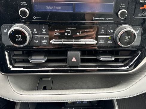 Used 2022 Toyota Highlander XLE AWD/4WD image 31