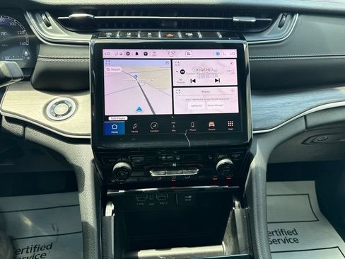 Used 2023 Jeep Grand Cherokee Limited w/ Black Appearance Package AWD/4WD image 16