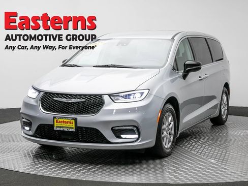 Used 2024 Chrysler Pacifica Touring-L FWD image 1