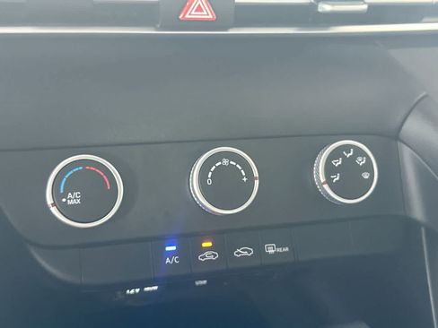 Used 2025 Hyundai Elantra SE FWD image 20