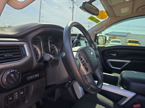 Used 2017 Nissan Titan SV image 12