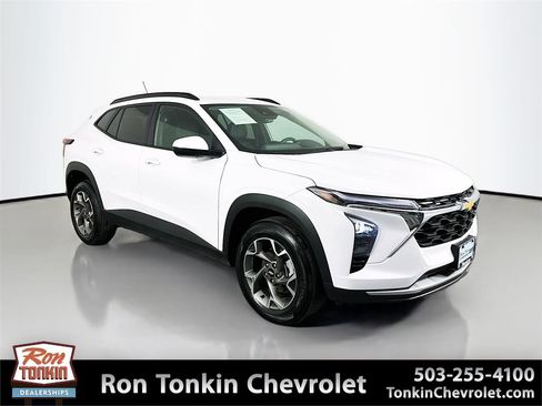 Used 2025 Chevrolet Trax LT image 1