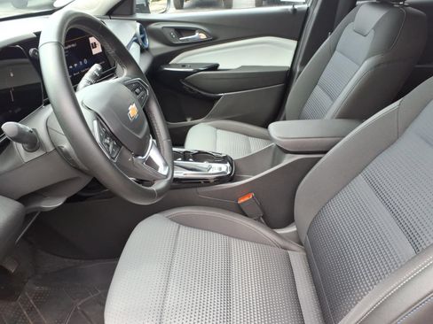 Used 2024 Chevrolet Trax LT w/ Driver Confidence Package FWD image 17