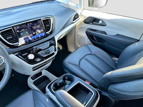 Used 2024 Chrysler Pacifica Touring-L image 21