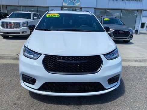 Used 2025 Chrysler Pacifica Limited FWD image 11