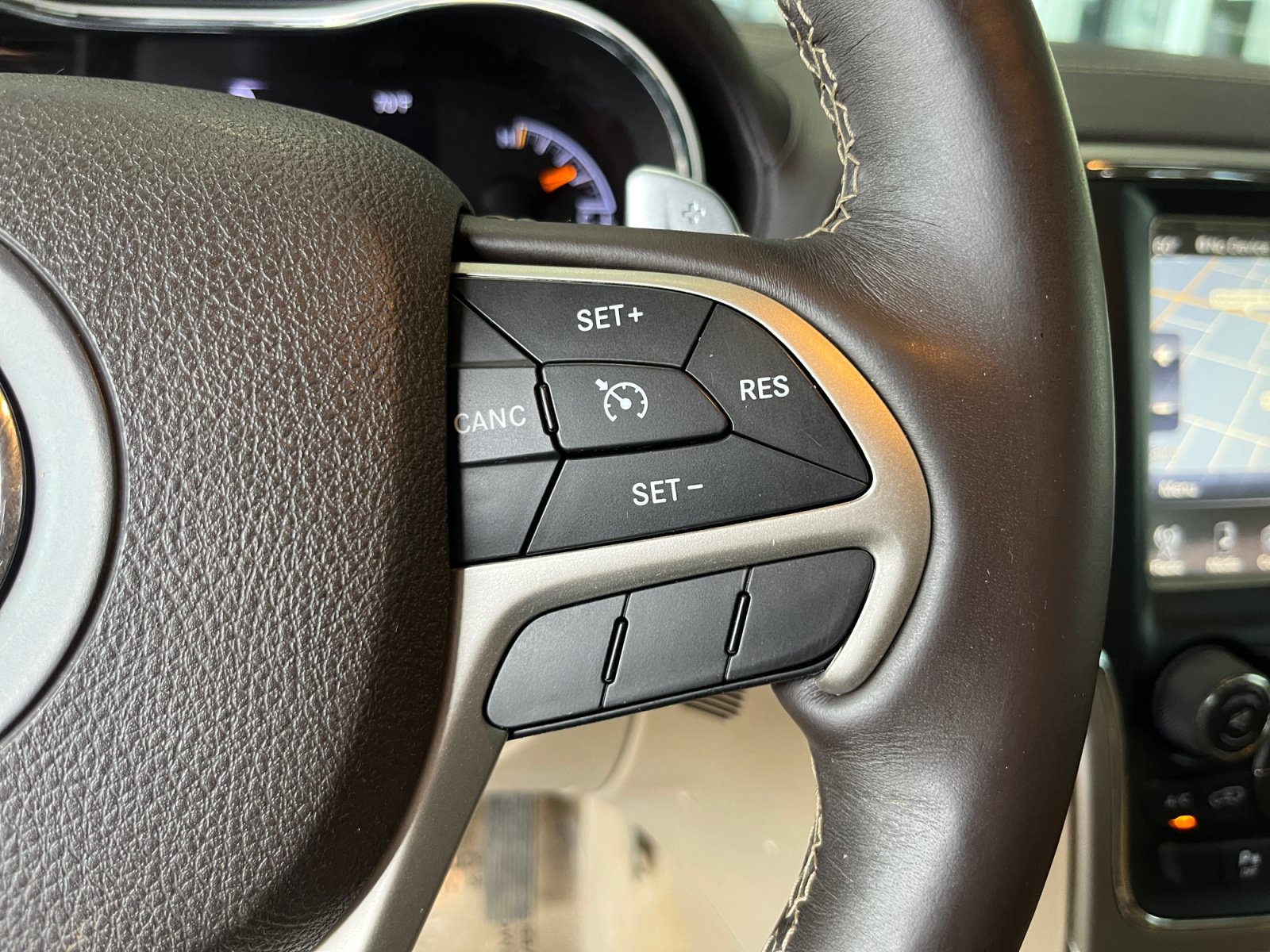 Used 2017 Jeep Grand Cherokee Overland AWD/4WD image 33