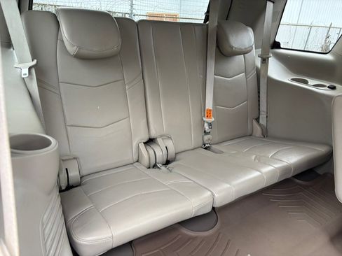 Used 2018 Cadillac Escalade Premium Luxury AWD/4WD image 17
