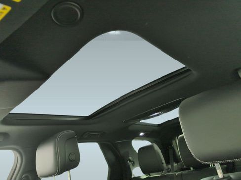 Certified 2025 Land Rover Discovery S image 24