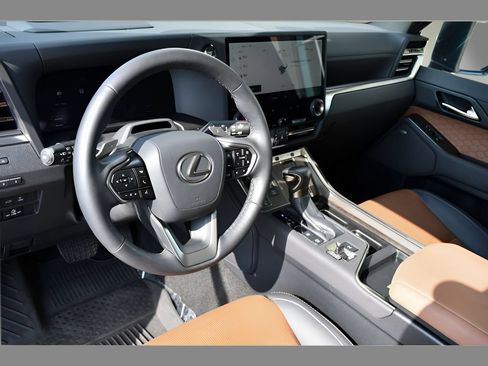 Used 2024 Lexus GX 550 w/ Accessory Package (Z1) AWD/4WD image 13