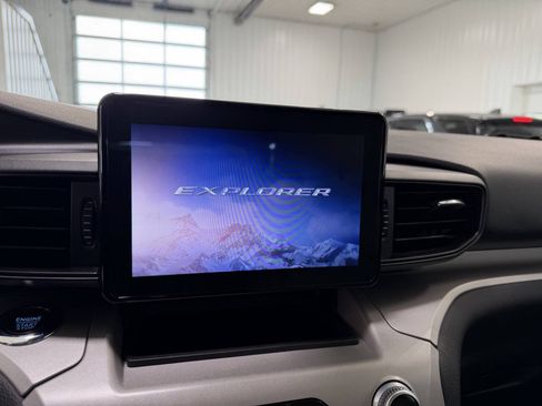 Used 2023 Ford Explorer XLT AWD/4WD image 12