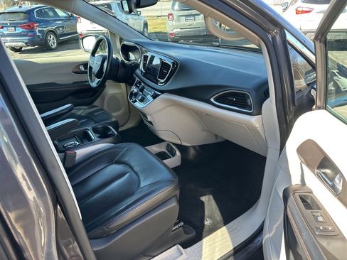 Used 2018 Chrysler Pacifica Touring-L image 39