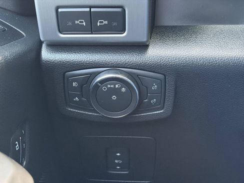 Used 2015 Ford F150 Platinum w/ Equipment Group 701A Luxury AWD/4WD image 28