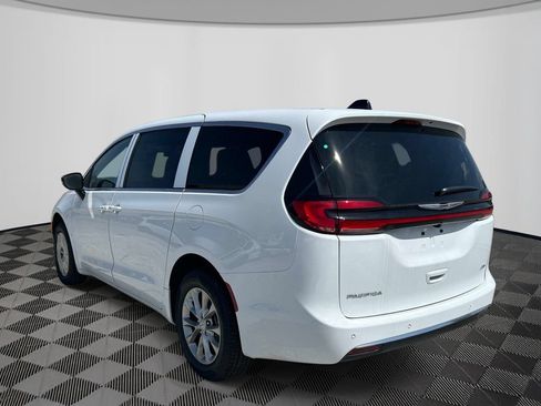 New 2026 Chrysler Pacifica Select AWD/4WD image 3