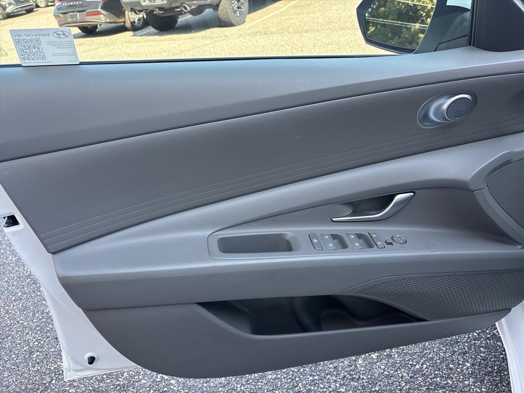 Used 2025 Hyundai Elantra Hybrid FWD image 8