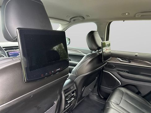 Used 2023 Jeep Grand Cherokee Limited w/ Luxury Tech Group II AWD/4WD image 9