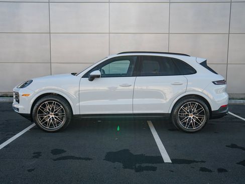 Used 2025 Porsche Cayenne image 2