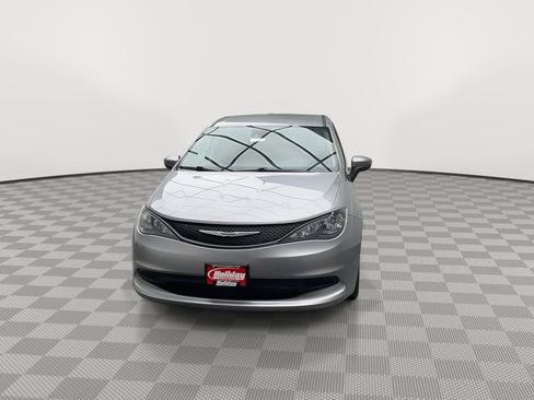 Used 2021 Chrysler Voyager L image 28