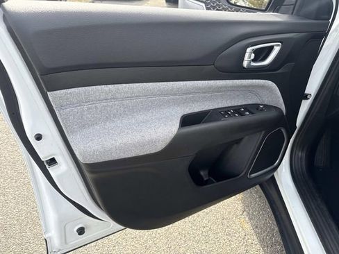 Used 2024 Jeep Compass Latitude image 18