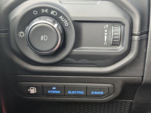 Used 2025 Jeep Wrangler Unlimited Sahara w/ Safety Group image 8