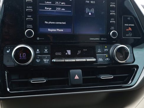Used 2022 Toyota Highlander XLE FWD image 18