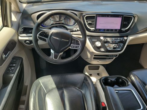 Used 2022 Chrysler Pacifica Touring-L FWD image 10