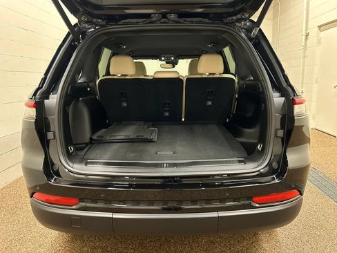 Used 2024 Jeep Grand Cherokee Limited w/ Black Appearance Package AWD/4WD image 11