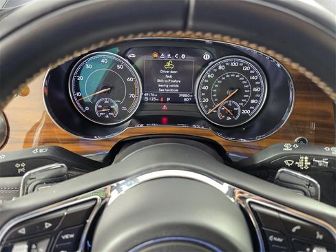 Used 2018 Bentley Bentayga image 21