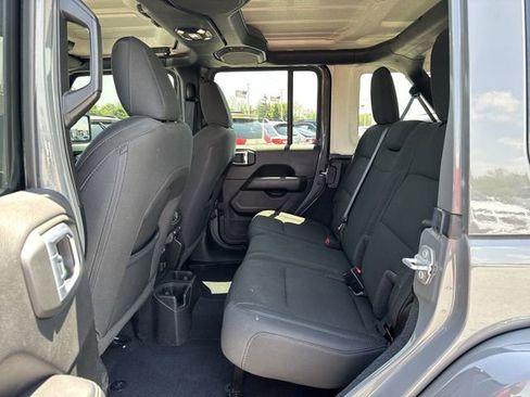 Used 2022 Jeep Wrangler Unlimited Sahara AWD/4WD image 25