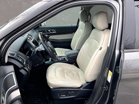 Used 2017 Ford Explorer Platinum image 22