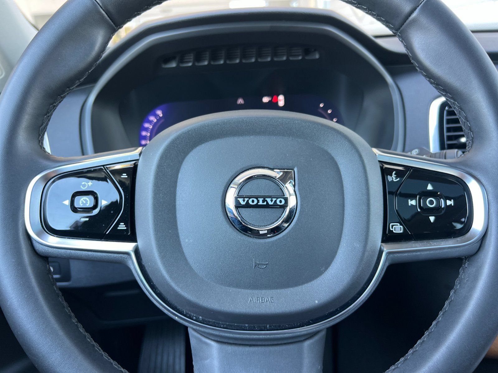 Used 2024 Volvo XC90 T8 Plus AWD/4WD image 28