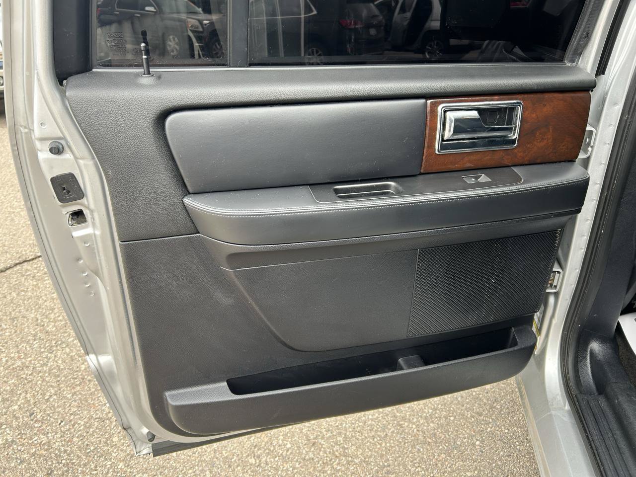 Used 2016 Lincoln Navigator L Select RWD image 14