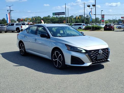 Used 2024 Nissan Altima 2.5 SR FWD image 7