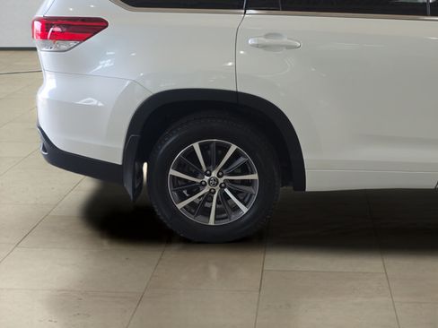 Used 2017 Toyota Highlander XLE AWD/4WD image 32