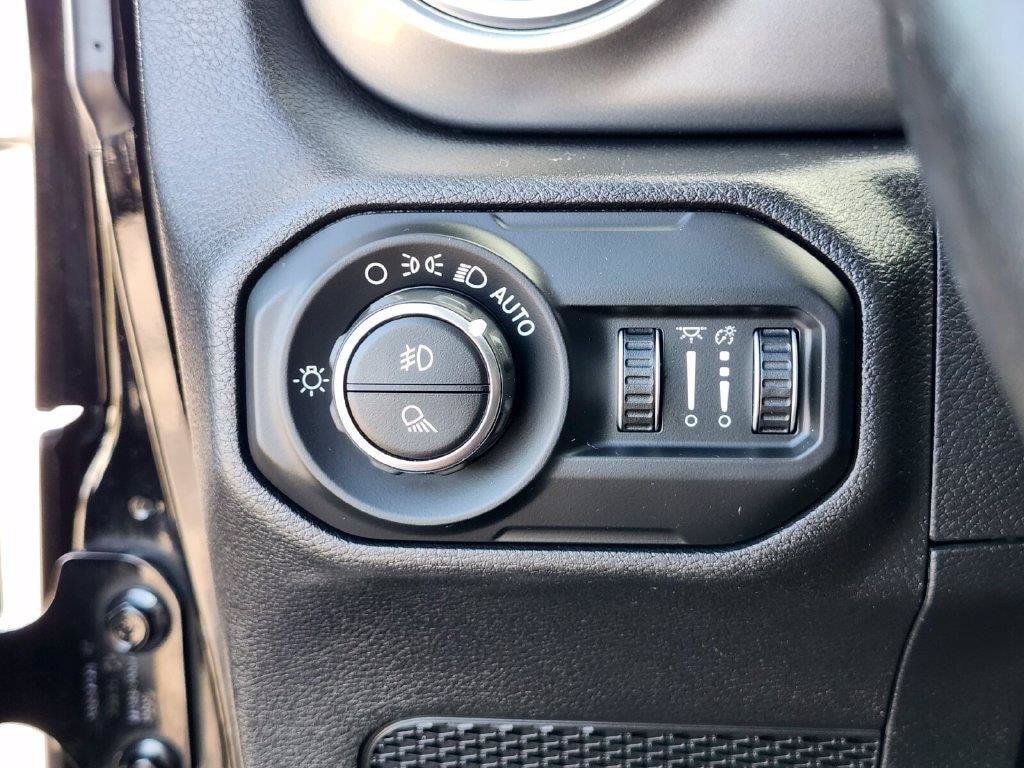 Used 2020 Jeep Gladiator Overland w/ Cold Weather Group AWD/4WD image 21