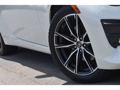 Used 2017 Toyota 86 RWD image 11