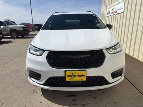 Used 2025 Chrysler Pacifica Limited image 3