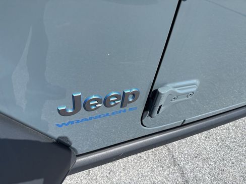 Used 2025 Jeep Wrangler Unlimited Rubicon 4xe AWD/4WD image 3