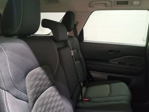 Used 2024 Nissan Pathfinder SV AWD/4WD image 18