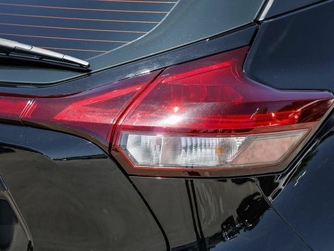 Used 2021 Nissan Kicks SR FWD image 8
