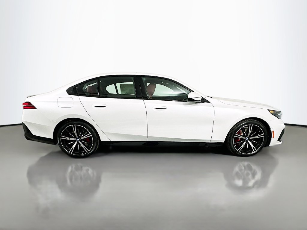 Used 2027 BMW 530i w/ M Sport Package RWD image 4