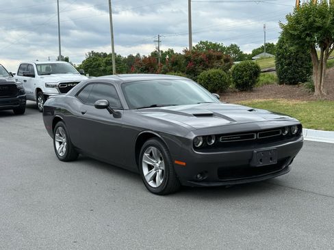 Used 2019 Dodge Challenger SXT w/ Driver Convenience Group RWD image 7