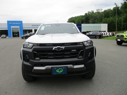 Used 2024 Chevrolet Colorado Trail Boss w/ Technology Package AWD/4WD image 2