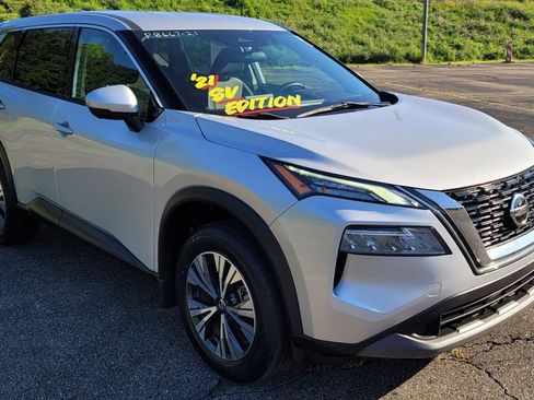 Used 2021 Nissan Rogue SV FWD image 2