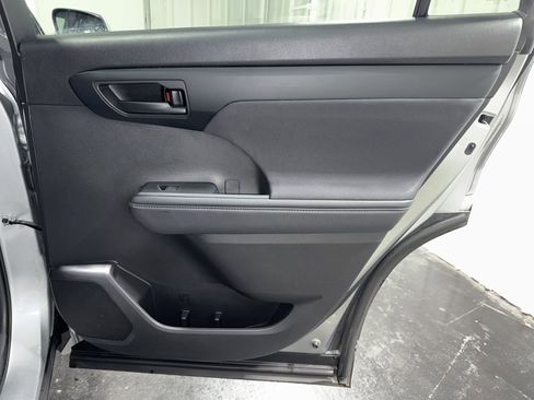 Used 2024 Toyota Highlander LE image 13