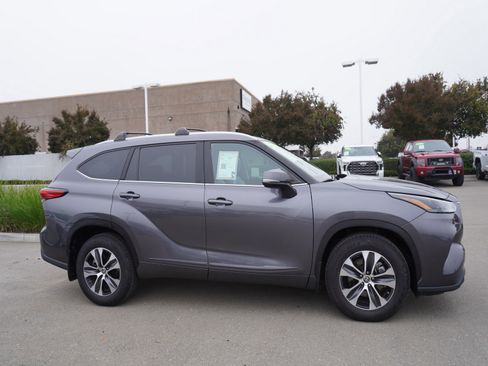 Used 2022 Toyota Highlander XLE image 4