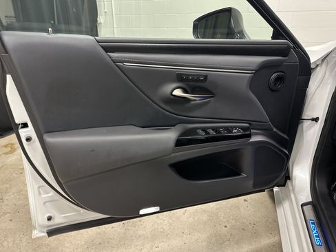 Certified 2025 Lexus ES 300h w/ Technology Package FWD image 14