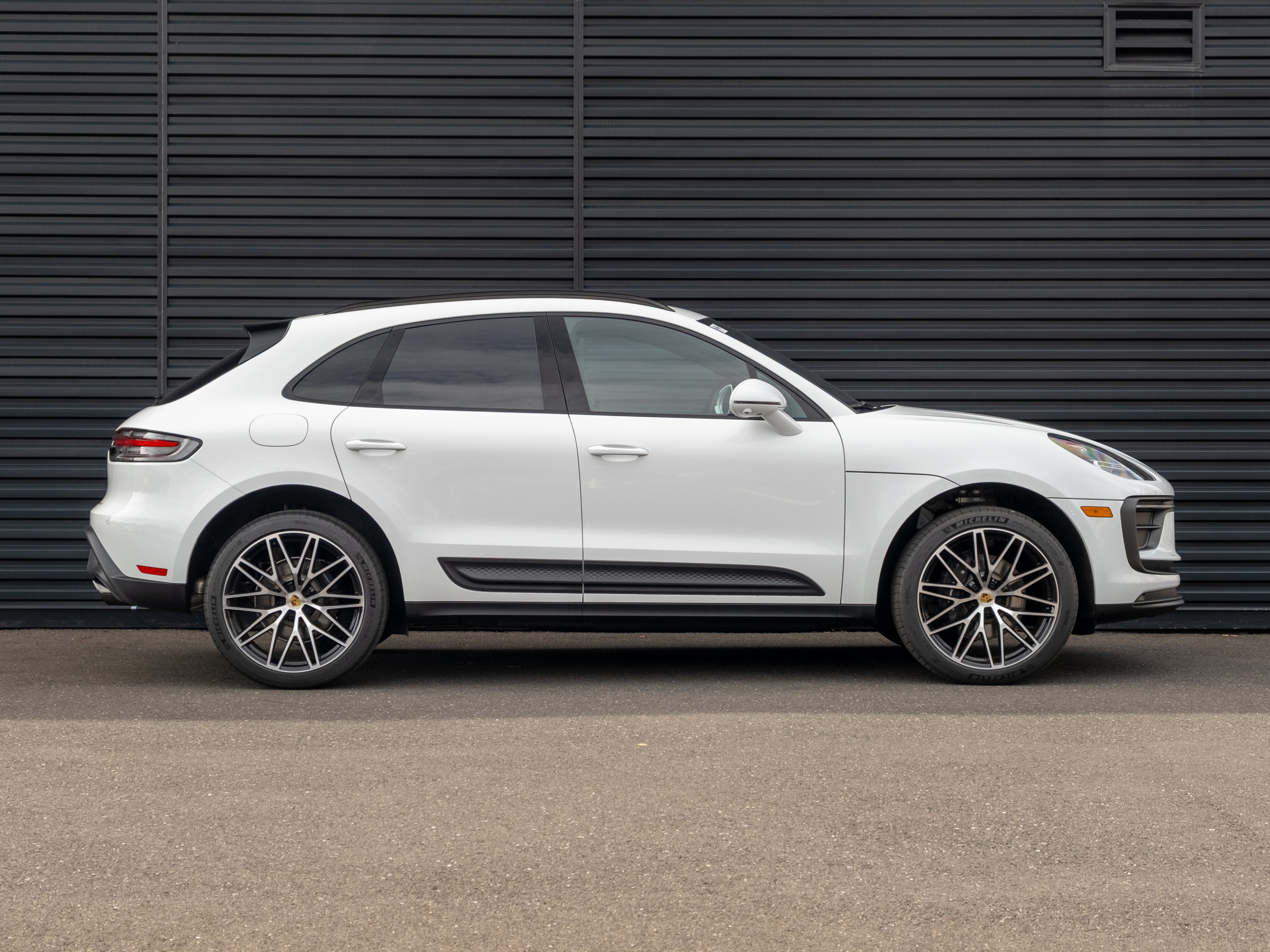 Certified 2026 Porsche Macan AWD/4WD image 9