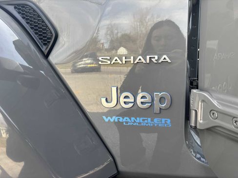 Used 2022 Jeep Wrangler Unlimited Sahara w/ Cold Weather Group image 16