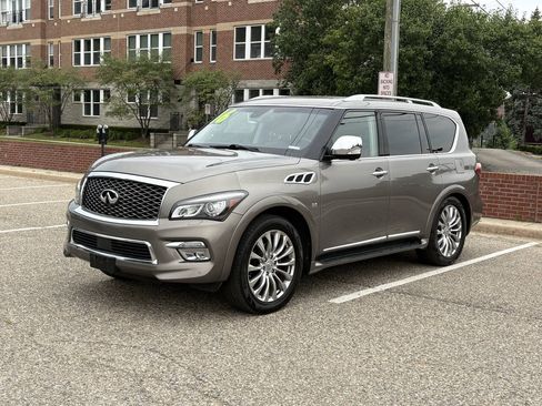 Used 2016 INFINITI QX80 4WD w/ Deluxe Technology Package image 2