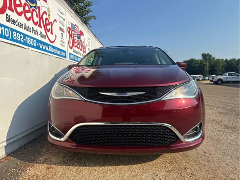 Used 2018 Chrysler Pacifica Touring-L FWD image 5
